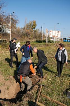 A képen Szatmáry Kristóf országgyűlési képviselő és Ádám Attila István főkertész látható faültetés közben