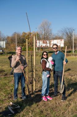 A képen az egyik család látható a saját fájuk mellett