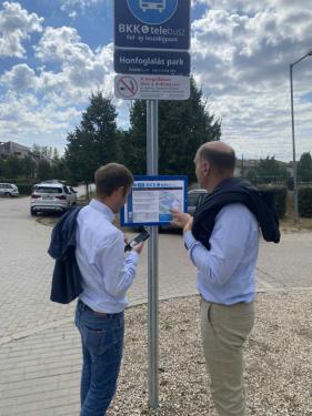 Szász József alpolgármester és Antalóczy Csaba képviselő a menetrendet nézi