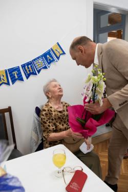 Szász József alpolgármester köszönti Sziron Istvánnét