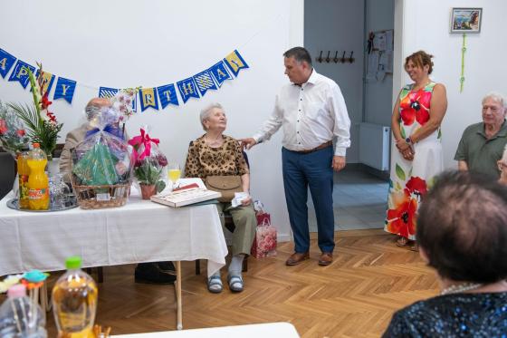 Kovács Péter polgármester köszönti Sziron Istvánnét