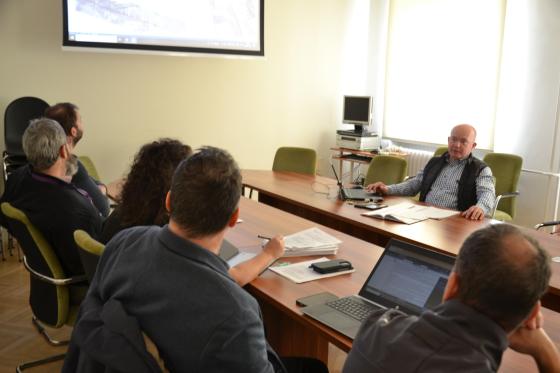 A tagok megbeszélik a hallottakat