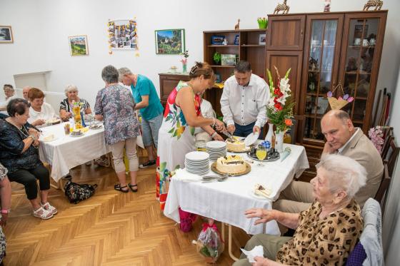 Kovács Péter polgármester felvágja az ünnepi tortát