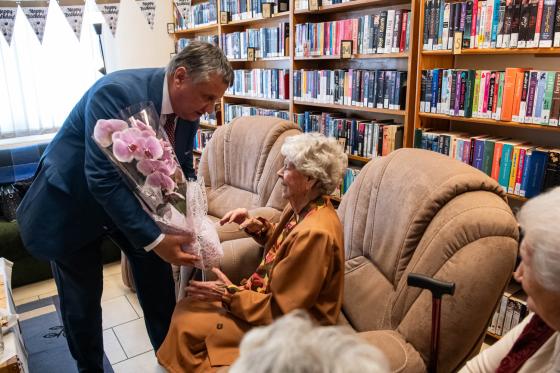 Kovács Péter polgármester köszöntötte Ruskó Mártonnét 90. születésnapja alkalmából