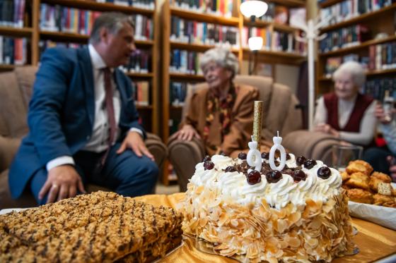 Kovács Péter polgármester köszöntötte Ruskó Mártonnét 90. születésnapja alkalmából barátai körében a Sashalmi Könyvtárban