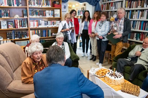 Kovács Péter polgármester köszöntötte Ruskó Mártonnét 90. születésnapja alkalmából barátai körében a Sashalmi Könyvtárban