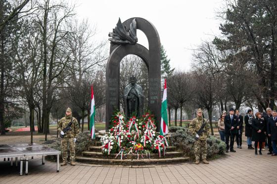 A megkoszorúzott Szent István-szobor március 15-e alkalmából a Kertvárosi Olimpikonok Parkjában