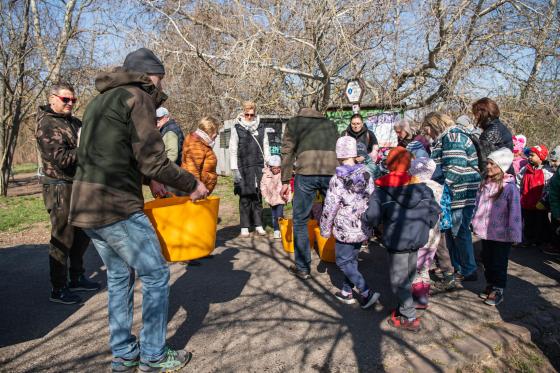 Szász József alpolgármester halakat hoz bemutatásra az óvodásoknak