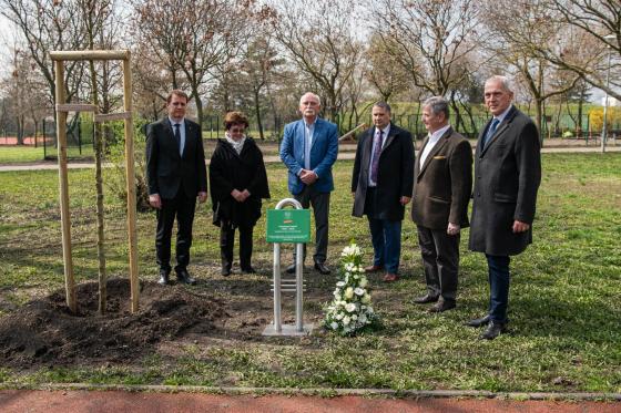 Boros Tamás, a Corvin Gimnázium igazgatója, Keszthelyi Blanka, Keszthelyi Rudolf lánya, Hóbor Béla, a Varjú Vilmos Olimpiai Baráti Kör elnöke, Kovács Péter polgármester, dr. Magyar Zoltán, a Magyar Torna Szövetség elnöke és Győr Béla, a Magyar Olimpiai Akadémia főtitkára felavatja Keszthelyi Rudolf olimpikon emléktábláját a Kertvárosi Olimpiatörténeti Fasorban