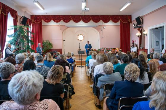 Kovács Péter polgármester beszédet mond pedagógusnapon