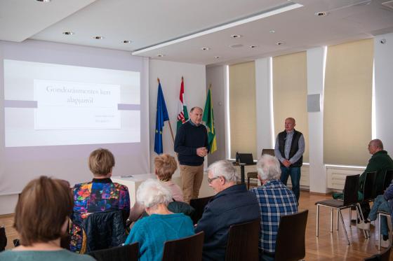 A gondozásmentes kert alapjai előadás résztvevőit köszönti Szász József alpolgármester.