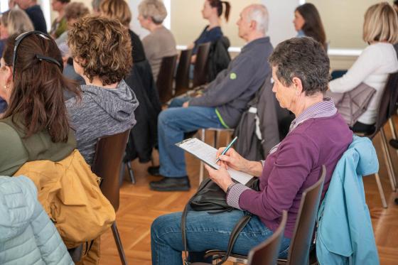A gondozásmentes kert alapjairól tart előadást Ádám Attila István főkertész.
