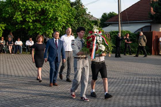 Ács Anikó alpolgármester, Kovács Péter polgármester és Szász József alpolgármester koszorúznak a Nemzeti Összetartozás Napján