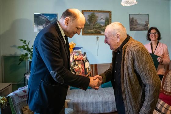 Szász József alpolgármester köszönti Magyar Sándort.