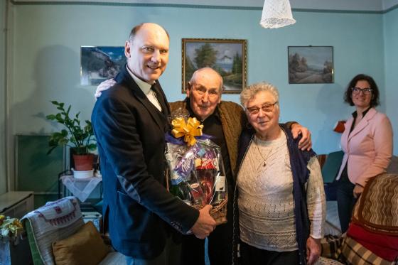 Szász József alpolgármester köszönti Magyar Sándort és kedves feleségét.