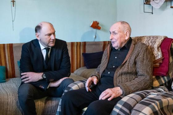 Szász József alpolgármester és Magyar Sándor beszélgetnek.