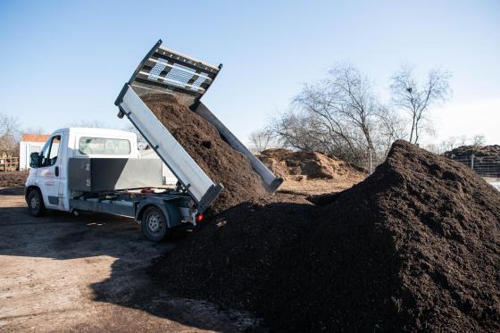 Munkagép dolgozik a Kertvárosi Komposzttelepen