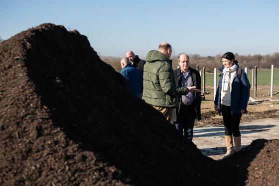 Az Agrárminisztérium delegáltjaival beszélget Szász József alpolgármester és Csillik Kristóf, a Kerületgazda vezetője a Kertvárosi Komposzttelepen