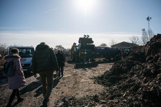 Munkagép dolgozik a Kertvárosi Komposzttelepen