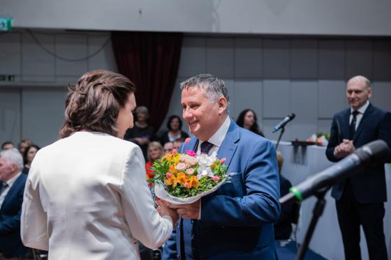 Kovács Péter polgármester kitüntetést ad át a pedagógusbálon.