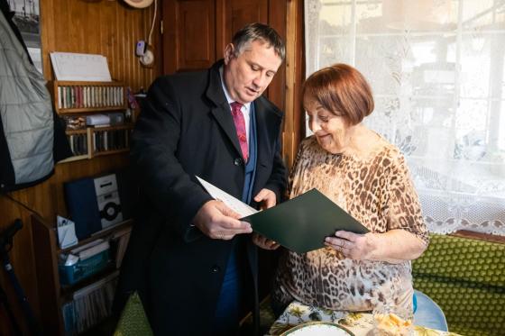 Kovács Péter polgármester köszönti Kovács Józsefnét 90. születésnapja alkalmából