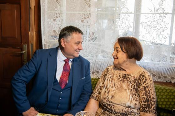 Kovács Péter polgármester köszönti Kovács Józsefnét 90. születésnapja alkalmából