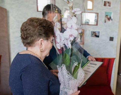 Molnár Ottónét köszönti Kovács Péter polgármester kilencvenedik születésnapja alkalmából