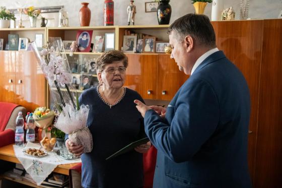 Molnár Ottónét köszönti Kovács Péter polgármester kilencvenedik születésnapja alkalmából