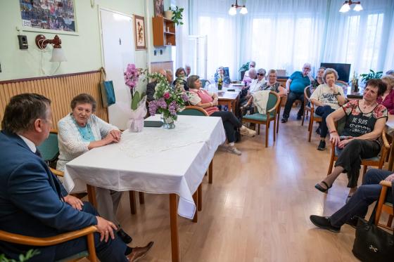 Kovács Péter polgármester köszönti az ünnepeltet