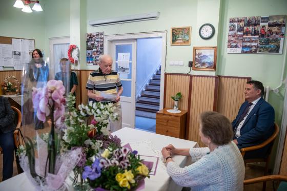 klubtársai köszöntik Veronka nénit