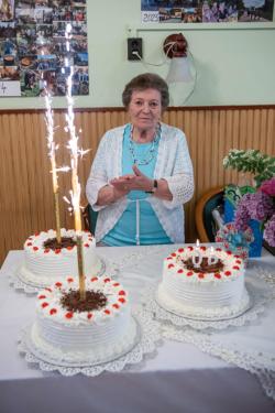 3 óriási tortájával Veronka néni