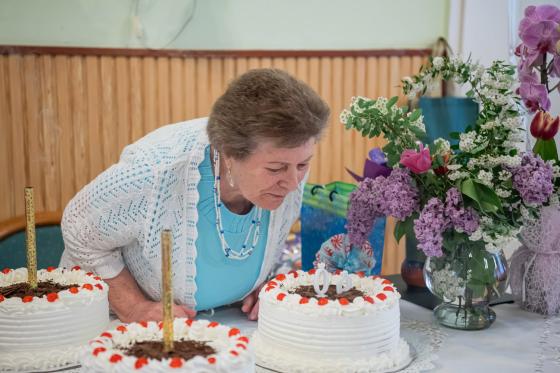 Veronka néni elfújja a gyertyákat