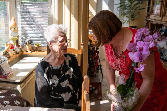 Ács Anikó alpolgármester köszönti Nagy Gábornét kilencvenedik szüleésnapja alkalmából.