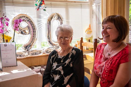 Ács Anikó alpolgármester köszönti Nagy Gábornét kilencvenedik szüleésnapja alkalmából.