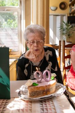 Nagy Gáborné elfújja a tortát.