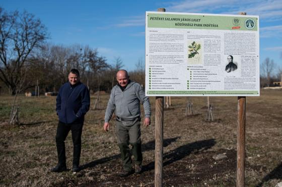 Kovács Péter polgármester és Ádám Attila István főkertész a Petényi-ligetben