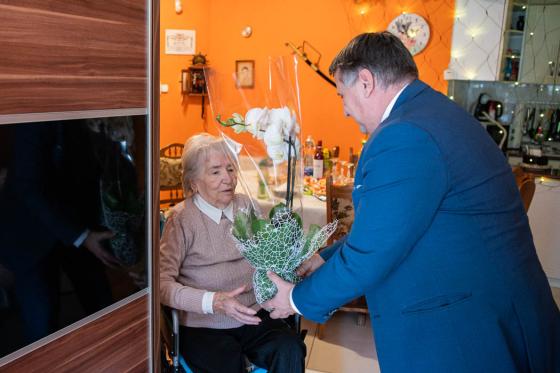 Kovács Péter polgármester virágot ad az ünnepeltnek