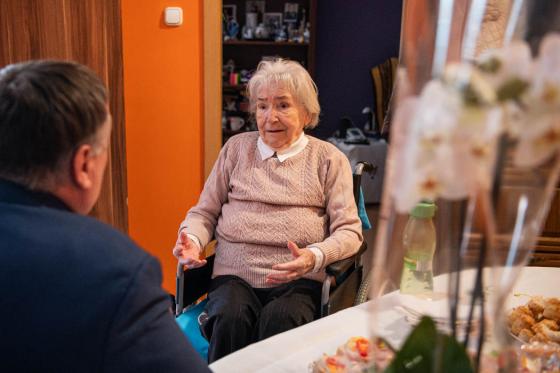 Rózsika néni beszélget a polgármester úrral