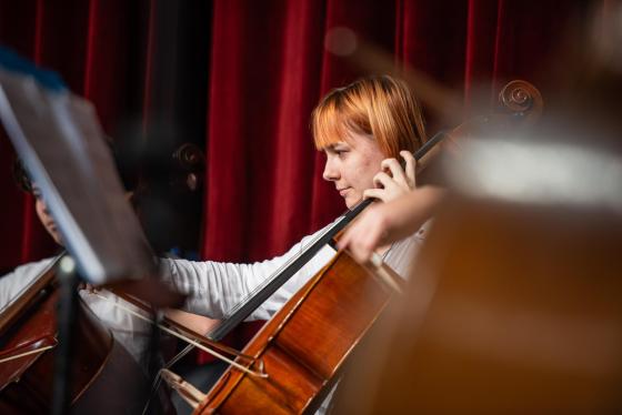 Egy csellista játék közben