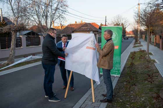 Horváth Ádám önkormányzati képviselő, Kovács Péter polgármester és Szatmáry Kristóf országgyűlési képviselő leleplezi a felújított Vörösmarty utcát.