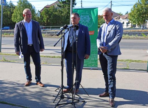 Pántya József helyettes államtitkár, Kovács Péter polgármester és Szatmáry Kristóf országgyűlési képviselő sajtótájékoztató közben