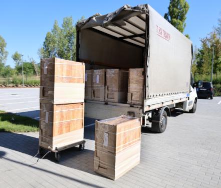 Teherautón becsomagolva állnak a bútorok