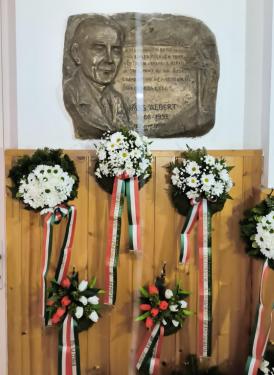 Wass Albert megkoszorúzott domborműve a Néri Szent Fülöp Katolikus Általános Iskolában.