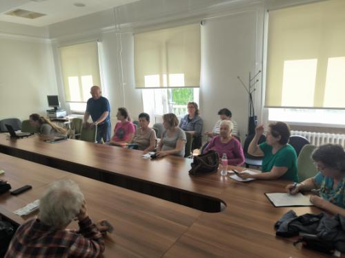 Meghívott előadó előadást tart a kiselőadóban a Föld-napi rendezvényen