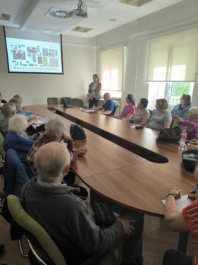 Meghívott előadó előadást tart a kiselőadóban a Föld-napi rendezvényen