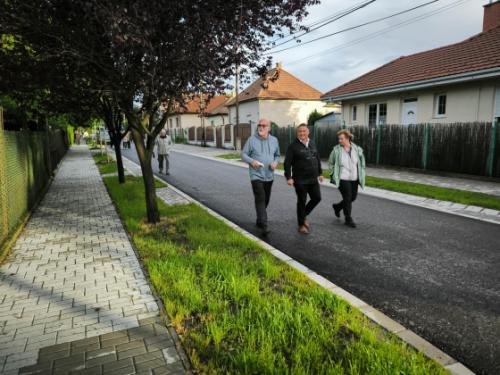 Kovács Péter bejárja a Párta utcát a lakókkal.