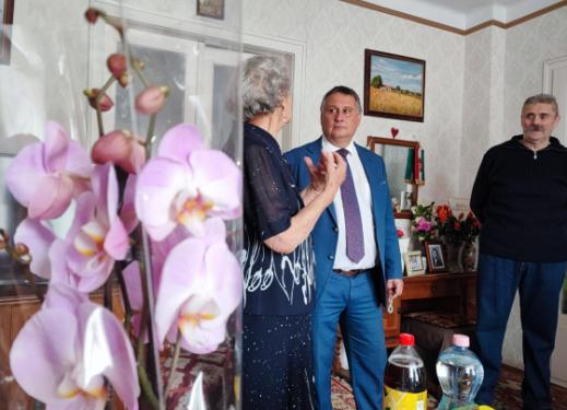 Kovács Péter polgármester köszönti Palla Lászlónét kilencvenedik születésnapja alkalmából