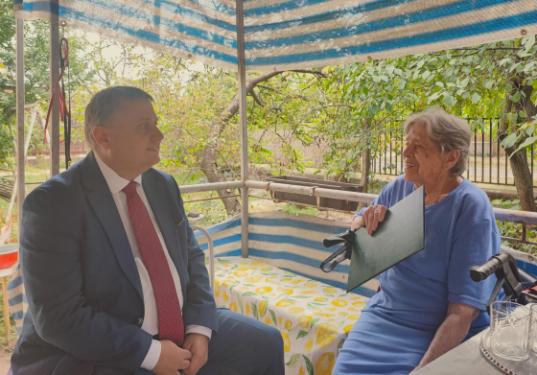 Marika néni és Kovács Péter polgármester beszélgetnek