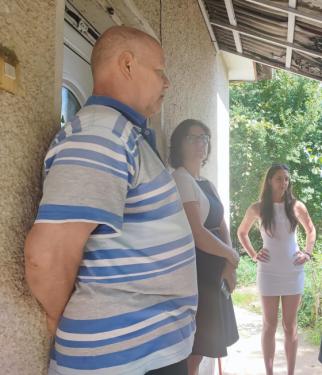A képen Marika néni családja és a szociális iroda vezetője látható