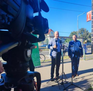 Pántya József helyettes államtitkár és Szatmáry Kristóf országgyűlési képviselő a mikrofonok előtt